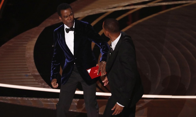 Will Smith mientras abofetea al presentador de la gala Chris Rock. Foto: EFE