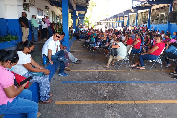 Durante una asamblea general los padres de familia tomaron la decisión de no enviar a sus hijos a clases hasta que el Meduca presente soluciones concretas. Foto. Melquíades  Vásquez