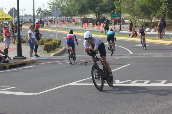 Paraguayan Arce and Argentinian Fraga dominate Ironman 70.3