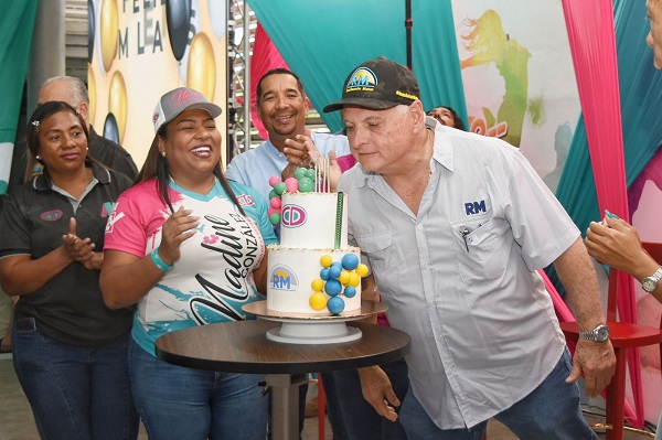 Celebran cumpleaños del expresidente Ricardo Martinelli. 