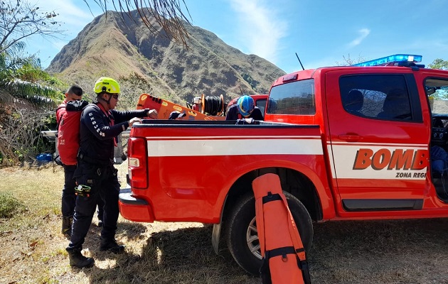 Los bomberos participaron en las labores de rescate del cuerpo. Foto: Bomberos