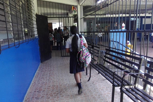 Según el director regional del Meduca, Enrique Bernal, la demanda de cupos por parte de estudiantes rebasa la capacidad de los centros escolares existentes en La Chorrera y Arraiján. Foto. Eric Montenegro