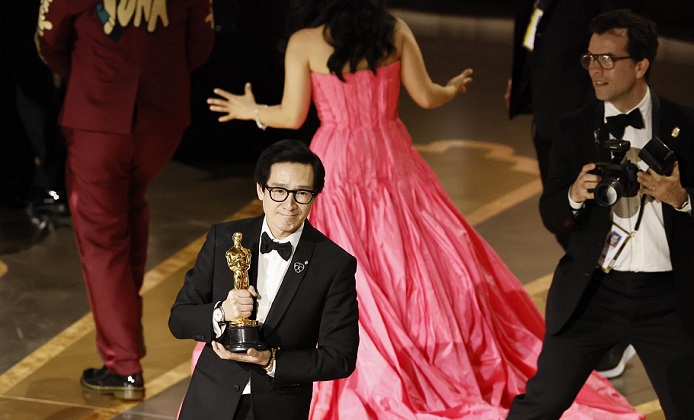 Ke Huy Quan con el elenco después de ganar el óscar a la mejor Película por 'Everything Everywhere All at Once'. EFE