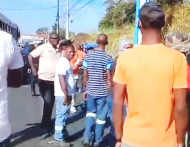  El cierre provocó un tranque descomunal dejando a decenas de personas atrapadas. Foto: Diomedes Sánchez 