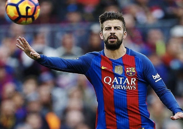 Piqué en su momento de jugador con el  Barcelona, club investigado por la compra de árbitros. Foto: EFE/Archivo