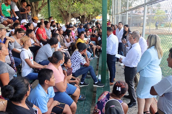 Las autoridades del Ministerio de Educación se reunieron con los padres de familia para buscar soluciones. Foto. Eric Montenegro