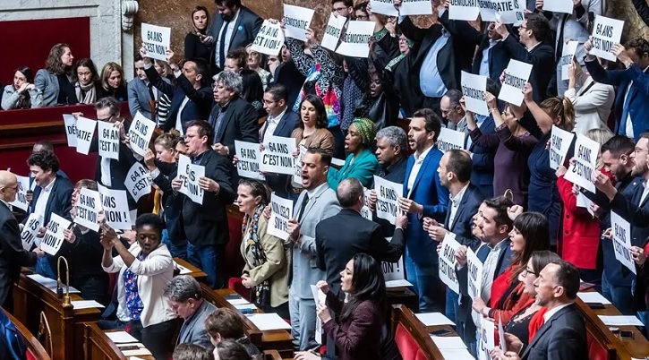 Una fuerte oposición de izquierdistas y ultraderechistas tiene el gobierno francés en la Asamblea. Foto: EFE