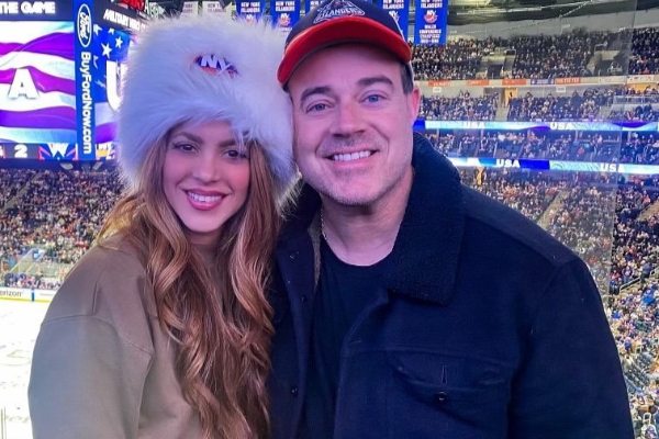 Shakira y Carson Daly, conductor de 'The Voice'. Foto: Instagram / @ny_islanders