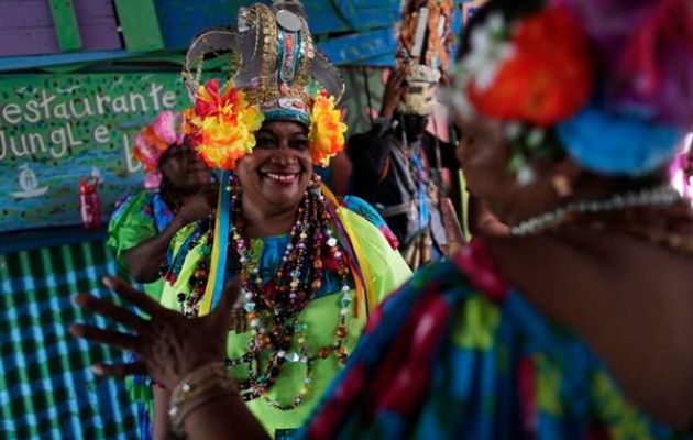 Mujeres vestidas con polleras mientras se preparan para el festival de la Pollera Congo. Foto: EFE