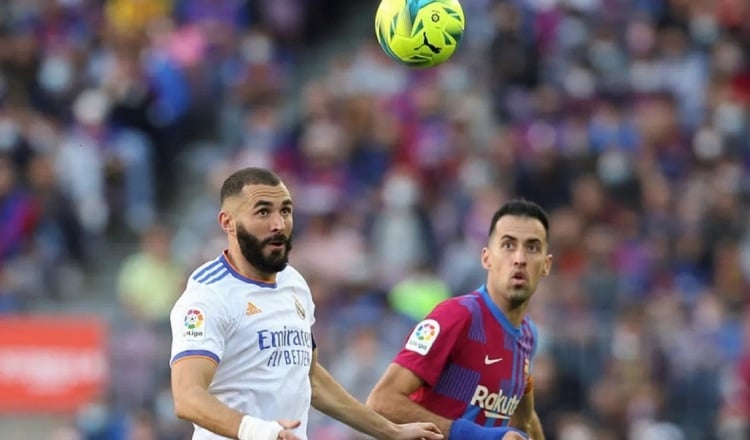 Karim Benzema del Real Madrid (izq.) y Sergio Busquets del Barcelona, estarán en el clásico.. Foto: EFE