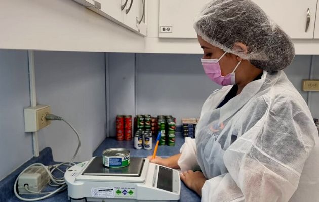 Acodeco checks the weight of canned tuna, sardines and fish
