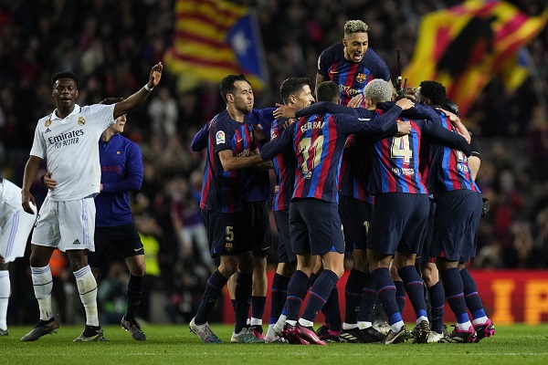 Jugadores del Barcelona festejan su triunfo ante Real Madrid en el clásico de España. Foto:EFE