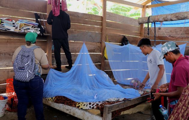 •	Comunidad Wagandí beneficiada con la colocación de 300 mosquiteros con químicos como medida preventiva. Foto: Cortesía