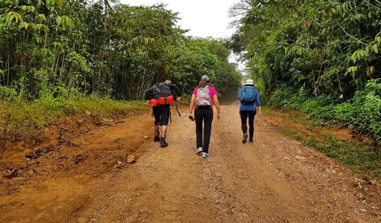 El senderismo es una actividad que va más allá de solo recorrer caminos y debe practicarse con responsabilidad. Enlodados