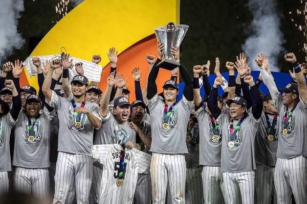 Jugadores de Japón festejan el título del Clásico Mundial de Béisbol. Foto:EFE