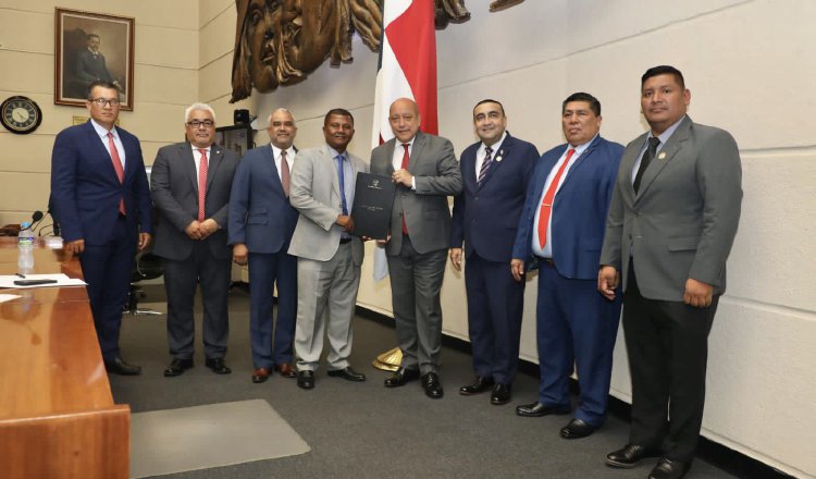 En la noche de lunes fue aprobado en tercer debate el proyecto del Legislativo en el que participó, activamente, el presidente de la Asamblea, Crispiano Adames.  Cortesía