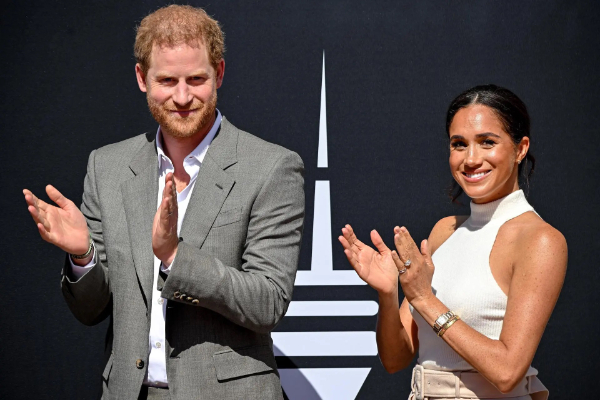 Harry y Meghan Markle supuestamente pretenden saludar a la multitud. Foto: EFE / Sascha Steinbach