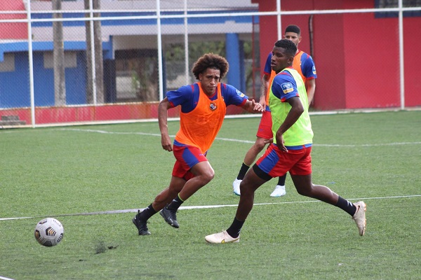 Adalberto Carrasquilla (izq.) y Fidel Escobar durante los entrenamientos de Panamá con miras al partido ante Costa Rica en Liga de Naciones. Foto: Fepafut