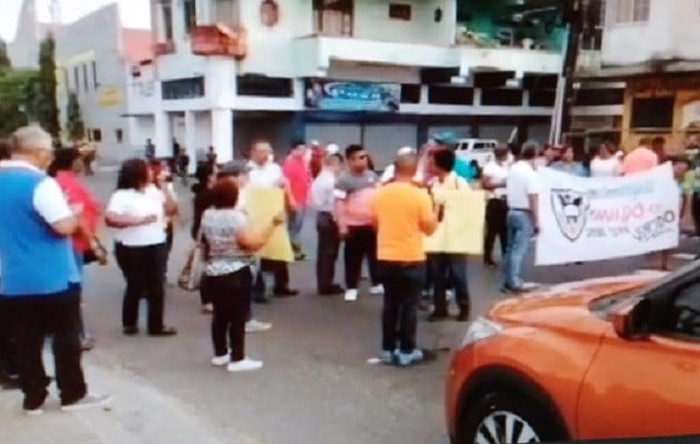 Docentes y padres de familia procedieron a cerrar la entrada de la ciudad atlántica. Foto: Diomedes Sánchez ,