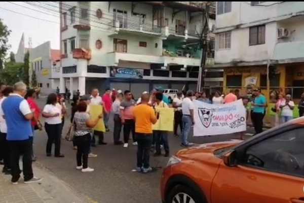Al inicio de semana los padres de familia, docentes y administrativos de este colegio en Colón salieron a protestar y cerrar calles para exigir una respuesta. Foto. Diomedes Sáchez