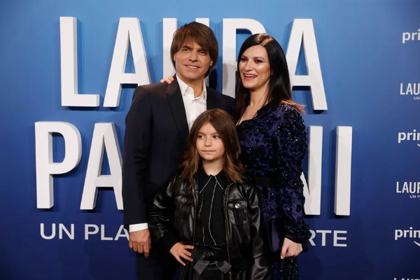 Laura Pausini (d), junto a su ya marido, Paolo Carta, y su hija, en una imagen de archivo. Foto: EFE / Juanjo Martín