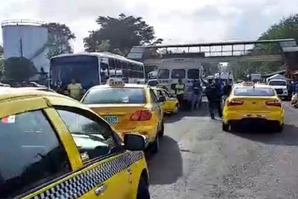 El cierre de calles afectó a los trabajadores, estudiantes y a quienes tenían citas médicas. Foto. Diomedes Sánchez