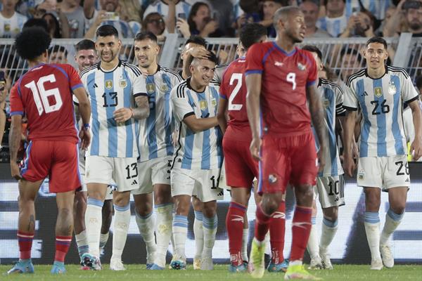 Thiago Almada (c) de Argentina celebra  su gol ante Panamá. Foto. EFE