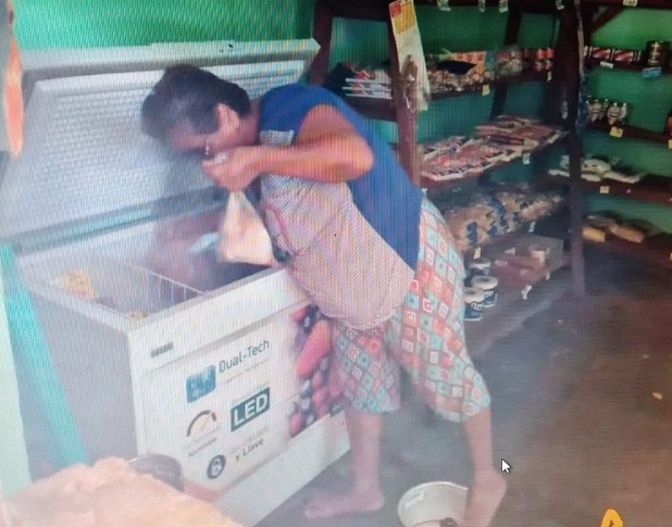 Por la falta de energía eléctrica,  a  las personas se les dañaron carnes, embutidos y pollo. Foto: Thays Domínguez 