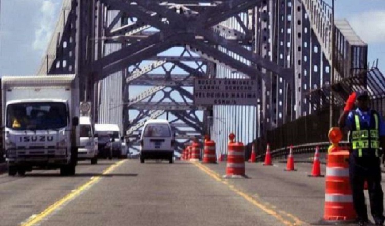 Cuando se realizan trabajos en el puente de Las Américas se dejan dos carriles abiertos para que los vehículos puedan circular en ambas direcciones. Archivo