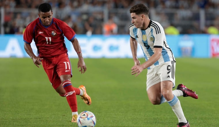 José Murillo de Panamá marca a Julián Álvarez de Argentina durante el juego amistoso. Foto: EFE