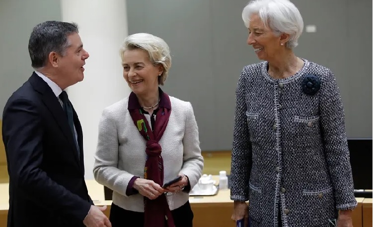 El presidente del Eurogrupo, Paschal Donohoe, la presidenta de la Comisión Europea, Ursula von der Leyen, y la presidenta del BCE, Christine Lagarde. Foto: EFE