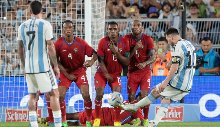 El capitán de Argentina, Lionel Messi, cobra un tiro libre contra Panamá. Foto:EFE