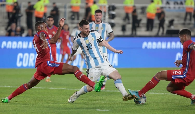 Messi de Argentina conduce el balón ante la marca de Edgardo Fariña  e Iván Anderson de Panamá durante el juego amistoso. Foto: EFE 