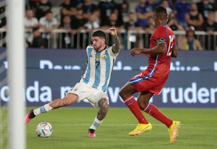 Rorigo De Paul de Argentina controla el balón ante la marca de Jiovany Ramos de Panamá. Foto: EFE 