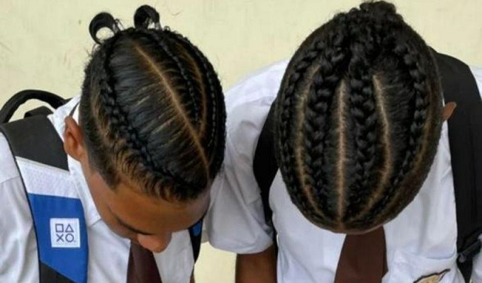 Imagen de los jóvenes que no se les permitió el ingreso en una escuela pública. Foto: Internet