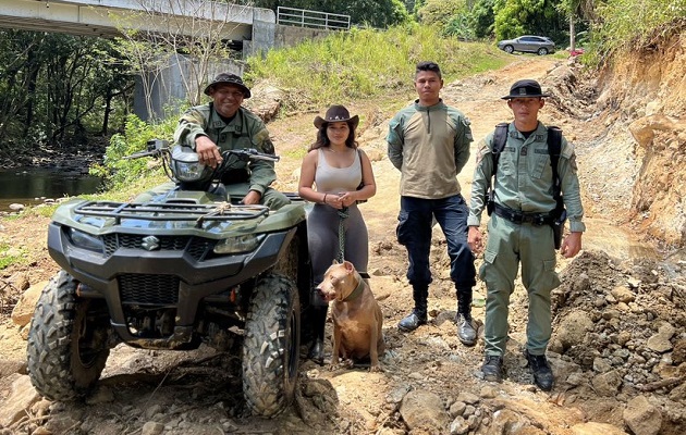 Yaneth Marin junto a policías de ambiente.  Foto: Yaneth Marín