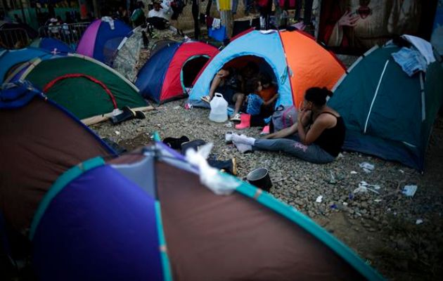 Personas migrantes descansan tras caminar días por la selva del Darién (Panamá). Foto: EFE