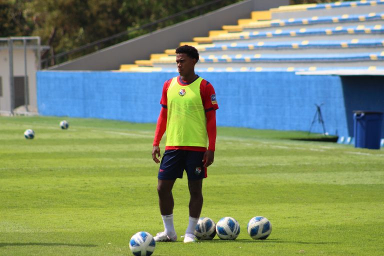 Yoel Bárcenas en los entrenamientos de Panamá con miras a su juego ante Costa Rica. Foto: Fepafut