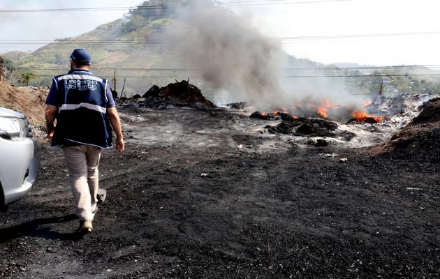 Se divisaba una salida de humo negro en el vertedero. Foto: Cortesía Defensoría