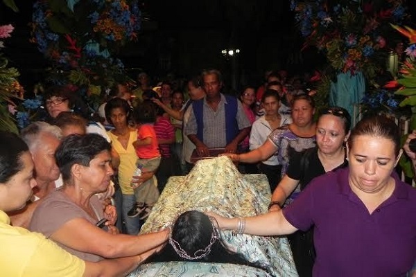 Los fieles llegan hasta Alanje caminando desde diferentes puntos como algo tradicional y otros lo hacen para agradecer o pagar las mandas al Santo Cristo. Foto Archivo
