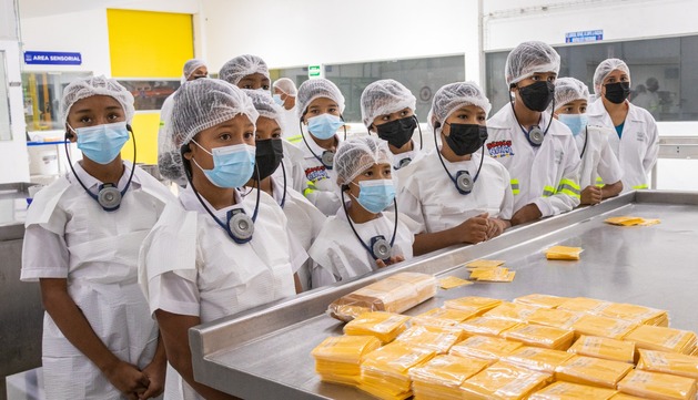 Estudiantes panameños durante una visita la fábrica de queso en Natá. Foto: Cortesía