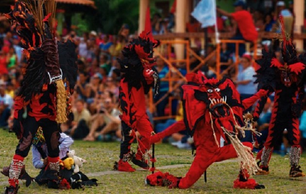 Los bailes tradicionales atraen a nacionales y extranjeros a Portobelo. Foro: Diomedes Sánchez S.