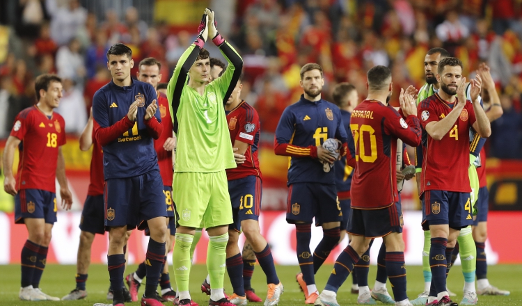 Los jugadores de la selección de España, luego de su triunfo en su primer partido ante Noruega.  Foto:EFE