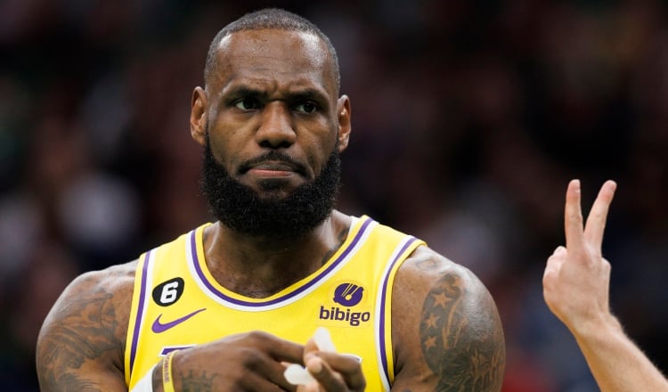 LeBron no respondió a provocaciones de un Beverly de los Bulls. EFE