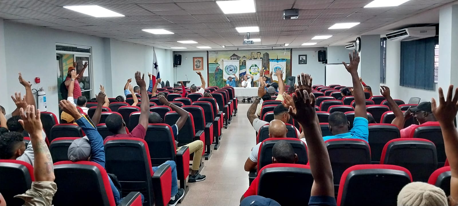 Grupos denuncian supuestos malos manejos financieros.