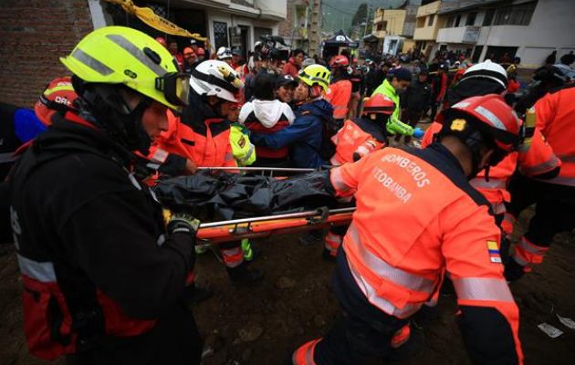 Rescatistas trasladan  el cuerpo de una niña fallecida en el alud, en Alausí (Ecuador). Foto: EFE