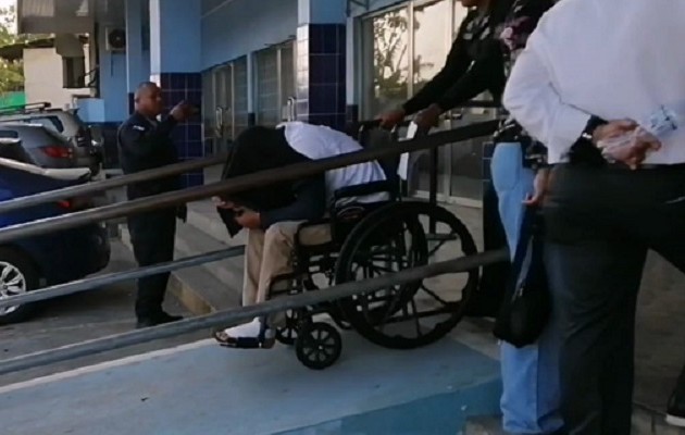 Elvis Moreno llegó en una silla de ruedas y con una de sus piernas vendadas al SPA. Foto: Eric A. Montenegro
