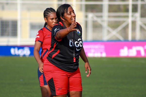 Raiza Gutiérrez, entrenadora de la Sub-20 de Panamá. Foto: EFE