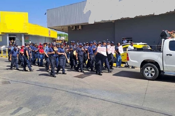 Los bomberos también marcharon exigiendo justicia y respuesta para sus aspiraciones. Foto. Thays Domínguez