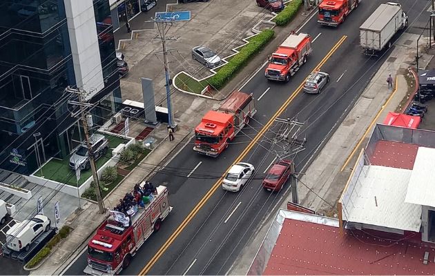 Bomberos protestan frente al Ministerio de Economía y Finanzas. Foto: @TráficoCPanama